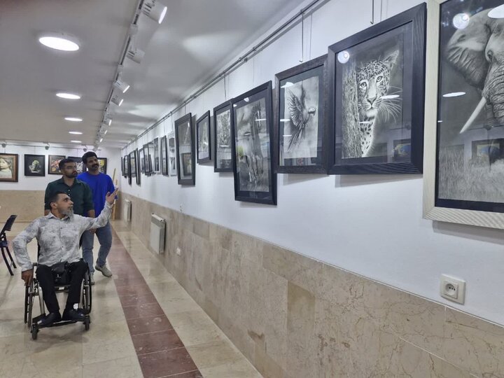 هنرمند معلول سیرجانی آثار نقاشی خود را به نمایش گذاشت