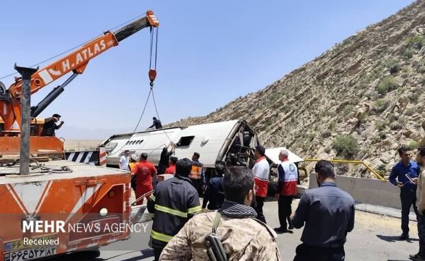 واژگونی اتوبوس در محور سمنان سرخه؛ ۴ تیم امدادی اعزام شد